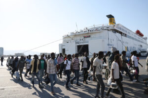 Στο Λαύριο 247 μετανάστες από τη Λιβύη – Σε καθεστώς κράτησης χωρίς δικαίωμα ασύλου