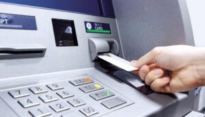 Μειώνονται οι τραπεζικές χρεώσεις: Τέλος οι προμήθειες για ΑΤΜ άλλων τραπεζών και παρόχων