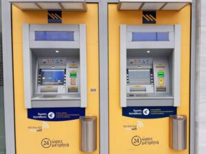 Διευκρινίσεις από την Τράπεζα Πειραιώς για τις χρεώσεις στα ATM