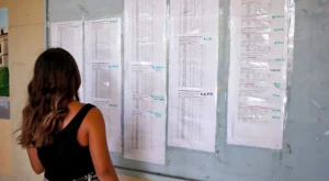 Πανελλαδικές 2025 – Βάσεις Εισαγωγής: Ανεβοκατεβάσματα σε δύο ταχύτητες