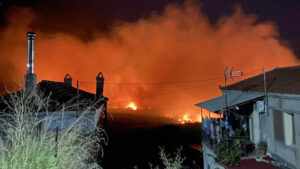 Συνεχίζει να μαίνεται η φωτιά στη Σταμνά