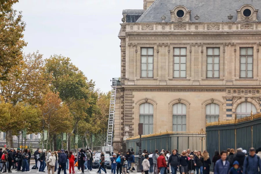 Το Λούβρο κλειστό και η Γαλλία σε σοκ μετά τη «ληστεία του αιώνα»