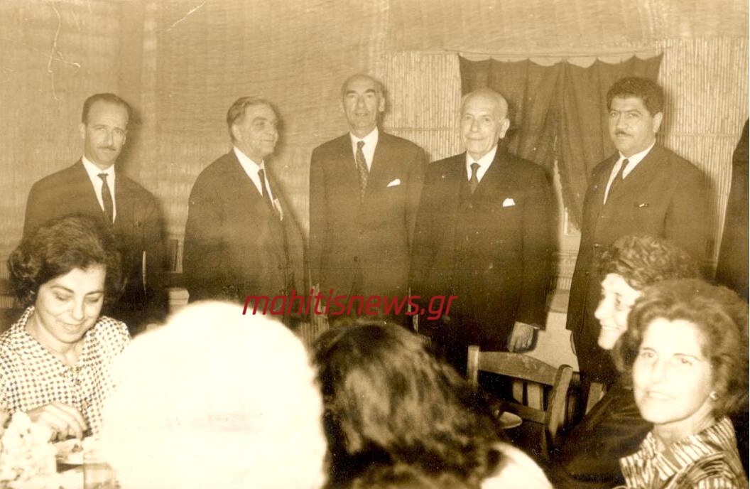 Αγρίνιο 1965: Ανέκδοτη ιστορική φωτογραφία με τον Ευάγγελο Παπαστράτο στο Πάρκο