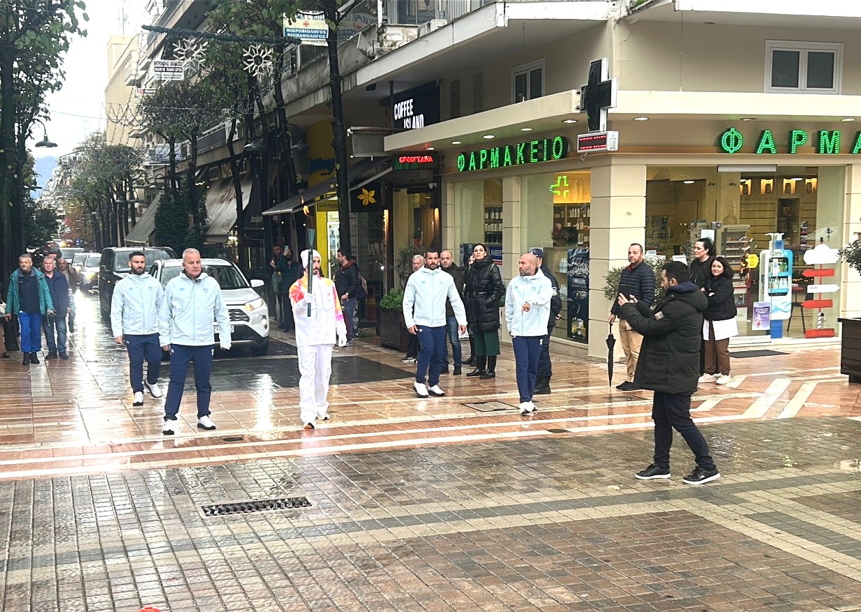 Η Ολυμπιακή Φλόγα έλαμψε στο Αγρίνιο παρά τη βροχή