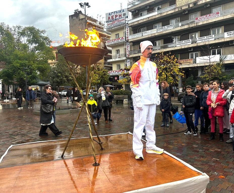 Η Ολυμπιακή Φλόγα έλαμψε στο Αγρίνιο παρά τη βροχή