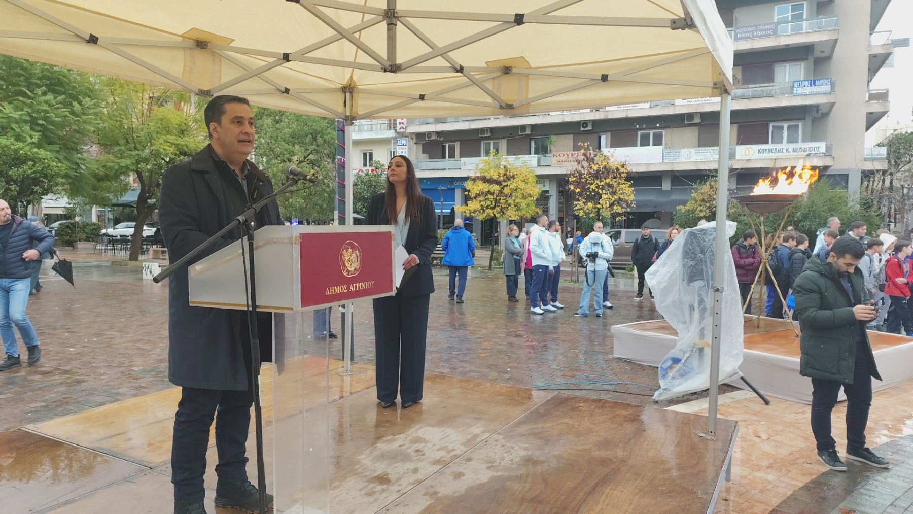 Η Ολυμπιακή Φλόγα έλαμψε στο Αγρίνιο παρά τη βροχή