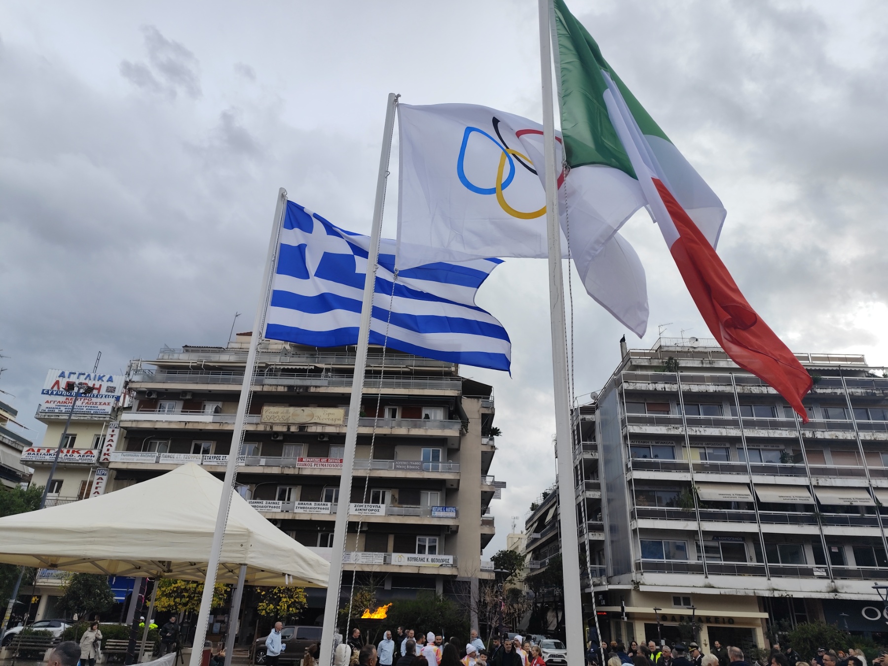 Η Ολυμπιακή Φλόγα έλαμψε στο Αγρίνιο παρά τη βροχή