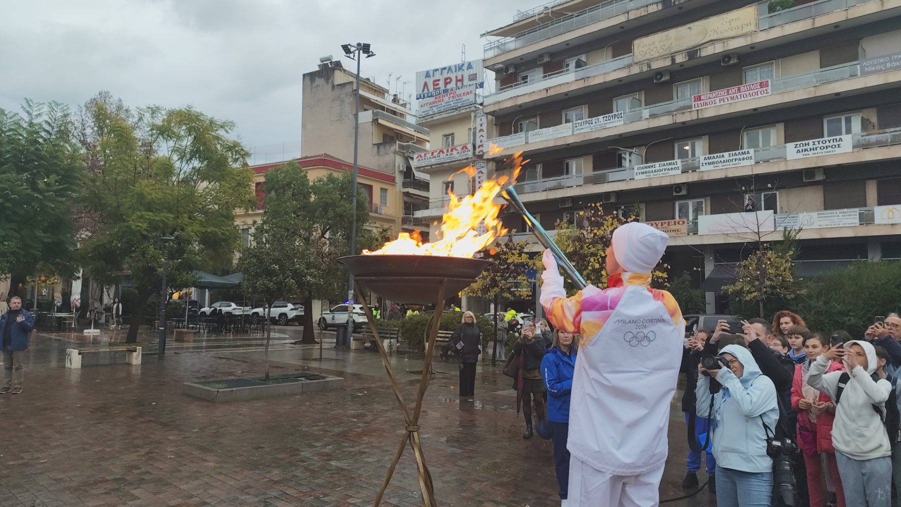 Η Ολυμπιακή Φλόγα έλαμψε στο Αγρίνιο παρά τη βροχή