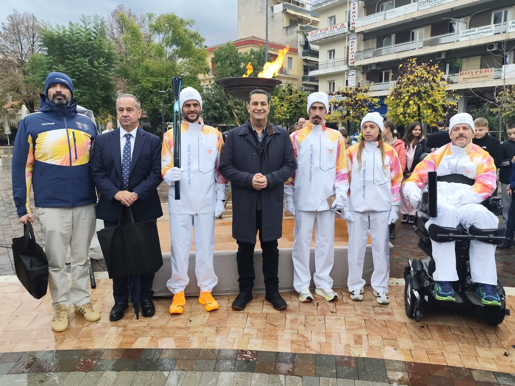 Η Ολυμπιακή Φλόγα έλαμψε στο Αγρίνιο παρά τη βροχή