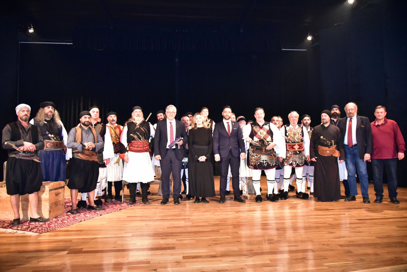 «200 Χρόνια Μνήμης — Η Έξοδος του Μεσολογγίου μέσα από το Πανηγύρι τ’ Άη‑Συμιού»: Παρουσιάστηκε στα «Ελευθέρια 2025» της Σιάτιστας το θεατρικό δρώμενο 