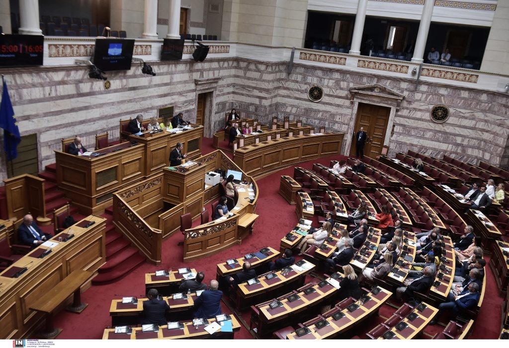Με ευρεία πλειοψηφία εγκρίθηκε το φορολογικό νομοσχέδιο – Παροχές 1,76 δισ. ευρώ για νοικοκυριά και μεσαία τάξη