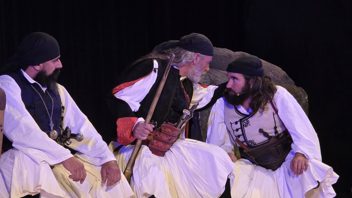 «200 Χρόνια Μνήμης — Η Έξοδος του Μεσολογγίου μέσα από το Πανηγύρι τ’ Άη‑Συμιού»: Παρουσιάστηκε στα «Ελευθέρια 2025» της Σιάτιστας το θεατρικό δρώμενο 