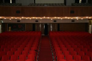 Δήμος Αγρινίου – Διεύθυνση Πολιτισμού Τηλ: 2641360614 E-mail: politismos@agrinio.gr ΔΕΛΤΙΟ ΤΥΠΟΥ Τα Χριστούγεννα και η Πρωτοχρονιά αποκτούν φέτος κινηματογραφικό παλμό στον Δημοτικό Κινηματογράφο ΑΝΕΣΙΣ, με ένα πλούσιο εορταστικό πρόγραμμα για όλες τις ηλικίες. Mεγάλες διεθνείς παραγωγές , ελληνικό σινεμά, αγαπημένες παιδικές ταινίες με ελεύθερη είσοδο και ειδικές προβολές της Κινηματογραφικής Λέσχης, συνθέτουν έναν ζωντανό χώρο συνάντησης, ψυχαγωγίας και πολιτισμού. Ξεχωριστή θέση στο πρόγραμμα κατέχει η ταινία «Καποδίστριας». Με ανθρώπινο βλέμμα και δραματική ένταση, φωτίζει τη μορφή του πρώτου Κυβερνήτη του ελληνικού κράτους και το δύσκολο όραμα της συγκρότησής του, προσκαλώντας το κοινό σε σκέψη και διάλογο. Γιατί στο ΑΝΕΣΙΣ, οι γιορτές δεν είναι μόνο ψυχαγωγία αλλά μια γιορτινή πολιτιστική εμπειρία που ενεργοποιεί την μνήμη και τον προβληματισμό. Δείτε το πρόγραμμα αναλυτικά : ΠΕΜΠΤΗ 18 ΔΕΚΕΜΒΡΙΟΥ 2025 ΩΡΑ 9:30 μ.μ. AVATAR: FIRE AND ASH ΩΡΑ 7:00 μ.μ. O ΒΑΣΙΛΙΑΣ ΤΩΝ ΒΑΣΙΛΙΑΔΩΝ (μεταγλωττισμένο) ΠΑΡΑΣΚΕΥΗ 19 ΔΕΚΕΜΒΡΙΟΥ 2025 ΩΡΑ 9:30 μ.μ. AVATAR: FIRE AND ASH ΩΡΑ 7:00 μ.μ. O ΒΑΣΙΛΙΑΣ ΤΩΝ ΒΑΣΙΛΙΑΔΩΝ (μεταγλωττισμένο) ΣΑΒΒΑΤΟ 20 ΔΕΚΕΜΒΡΙΟΥ 2025 ΩΡΑ 9:30 μ.μ. AVATAR: FIRE AND ASH ΩΡΑ 7:00 μ.μ. O ΒΑΣΙΛΙΑΣ ΤΩΝ ΒΑΣΙΛΙΑΔΩΝ (μεταγλωττισμένο) ΩΡΑ 4:00 μ.μ NIKO: BEYOND THE NORTHERN LIGHTS ΚΥΡΙΑΚΗ 21 ΔΕΚΕΜΒΡΙΟΥ 2025 ΩΡΑ 9:30 μ.μ. AVATAR: FIRE AND ASH ΩΡΑ 7:00 μ.μ. O ΒΑΣΙΛΙΑΣ ΤΩΝ ΒΑΣΙΛΙΑΔΩΝ (μεταγλωττισμένο) ΩΡΑ 4:00 μ.μ NIKO: BEYOND THE NORTHERN LIGHTS ΔΕΥΤΕΡΑ 22 ΔΕΚΕΜΒΡΙΟΥ 2025 ΩΡΑ 9:30 μ.μ. AVATAR: FIRE AND ASH ΩΡΑ 7:00 μ.μ. O ΒΑΣΙΛΙΑΣ ΤΩΝ ΒΑΣΙΛΙΑΔΩΝ (μεταγλωττισμένο) ΤΡΙΤΗ 23 ΔΕΚΕΜΒΡΙΟΥ 2025 ΩΡΑ 9:00 μ.μ. ΑΡΚΑΝΤΙΑ ΩΡΑ 5:30 μ.μ. AVATAR: FIRE AND ASH ΤΕΤΑΡΤΗ 24 ΔΕΚΕΜΒΡΙΟΥ 2025 ΩΡΑ 9:30 μ.μ. AVATAR: FIRE AND ASH ΩΡΑ 7:00 μ.μ. O ΒΑΣΙΛΙΑΣ ΤΩΝ ΒΑΣΙΛΙΑΔΩΝ (μεταγλωττισμένο) ΠΕΜΠΤΗ 25 ΔΕΚΕΜΒΡΙΟΥ 2025 ΩΡΑ 9:30 μ.μ. ΚΑΠΟΔΙΣΤΡΙΑΣ ΩΡΑ 6:30 μ.μ. ΚΑΠΟΔΙΣΤΡΙΑΣ ΩΡΑ 4:00 μ.μ. «Ο ΔΕΛΦΙΝΟΜΙΚΡΟΥΛΗΣ 2» ΕΙΣΟΔΟΣ ΕΛΕΥΘΕΡΗ ΠΑΡΑΣΚΕΥΗ 26 ΔΕΚΕΜΒΡΙΟΥ 2025 ΩΡΑ 9:30 μ.μ. ΚΑΠΟΔΙΣΤΡΙΑΣ ΩΡΑ 6:30 μ.μ. ΚΑΠΟΔΙΣΤΡΙΑΣ ΩΡΑ 4:00 μ.μ. «Ο ΜΥΘΟΣ ΤΟΥ ΜΑΡΑΚΟΥΝΤΑ» ΕΙΣΟΔΟΣ ΕΛΕΥΘΕΡΗ ΣΑΒΒΑΤΟ 27 ΔΕΚΕΜΒΡΙΟΥ 2025 ΩΡΑ 9:30 μ.μ. ΚΑΠΟΔΙΣΤΡΙΑΣ ΩΡΑ 6:30 μ.μ. ΚΑΠΟΔΙΣΤΡΙΑΣ ΩΡΑ 4:00 μ.μ. «ΑΡΚΟΥΔΟΣΥΜΜΟΡΙΑ ΤΑΞΙΔΙ ΣΤΟ ΧΡΟΝΟ» ΕΙΣΟΔΟΣ ΕΛΕΥΘΕΡΗ ΚΥΡΙΑΚΗ 28 ΔΕΚΕΜΒΡΙΟΥ 2025 ΩΡΑ 9:30 μ.μ. ΚΑΠΟΔΙΣΤΡΙΑΣ ΩΡΑ 6:30 μ.μ. ΚΑΠΟΔΙΣΤΡΙΑΣ ΩΡΑ 4:00 μ.μ. «Η ΜΟΥΣΙΚΗ ΤΗΣ ΖΟΥΓΚΛΑ» ΕΙΣΟΔΟΣ ΕΛΕΥΘΕΡΗ ΔΕΥΤΕΡΑ 29 ΔΕΚΕΜΒΡΙΟΥ 2025 ΩΡΑ 9:30 μ.μ. ΚΑΠΟΔΙΣΤΡΙΑΣ ΩΡΑ 6:30 μ.μ. ΚΑΠΟΔΙΣΤΡΙΑΣ ΩΡΑ 4:00 μ.μ. «Dogman» ΕΙΣΟΔΟΣ ΕΛΕΥΘΕΡΗ ΤΡΙΤΗ 30 ΔΕΚΕΜΒΡΙΟΥ 2025 ΩΡΑ 9:00 μ.μ. ΚΙΝΗΜΑΤΟΓΡΑΦΙΚΗ ΛΕΣΧΗ ΔΕΣΕ ΜΕ ΩΡΑ 6:30 μ.μ. ΚΑΠΟΔΙΣΤΡΙΑΣ ΩΡΑ 4:00 μ.μ. «Τα κακά παιδιά» ΕΙΣΟΔΟΣ ΕΛΕΥΘΕΡΗ ΤΕΤΑΡΤΗ 31 ΔΕΚΕΜΒΡΙΟΥ 2025 ΩΡΑ 4:00 μ.μ. «Pets on a train» ΕΙΣΟΔΟΣ ΕΛΕΥΘΕΡΗ ΠΕΜΠΤΗ 1 ΙΑΝΟΥΑΡΙΟΥ 2026 ΩΡΑ 9:30 μ.μ. Ο ΕΡΩΤΑΣ ΓΡΑΦΕΤΑΙ ΩΡΑ 6:30 μ.μ. ΚΑΠΟΔΙΣΤΡΙΑΣ ΩΡΑ 4:00 μ.μ. ΜΠΟΜΠ ΣΦΟΥΓΓΑΡΑΚΗΣ: Η ΑΝΑΖΗΤΗΣΗ ΤΟΥ ΤΕΤΡΑΓΩΝΟΠΑΝΤΕΛΟΝΗ ΠΑΡΑΣΚΕΥΗ 2 ΙΑΝΟΥΑΡΙΟΥ 2026 ΩΡΑ 9:30 μ.μ. Ο ΕΡΩΤΑΣ ΓΡΑΦΕΤΑΙ ΩΡΑ 6:30 μ.μ. ΚΑΠΟΔΙΣΤΡΙΑΣ ΩΡΑ 4:00 μ.μ. ΜΠΟΜΠ ΣΦΟΥΓΓΑΡΑΚΗΣ: Η ΑΝΑΖΗΤΗΣΗ ΤΟΥ ΤΕΤΡΑΓΩΝΟΠΑΝΤΕΛΟΝΗ ΣΑΒΒΑΤΟ 3 ΙΑΝΟΥΑΡΙΟΥ 2026 ΩΡΑ 9:30 μ.μ. Ο ΕΡΩΤΑΣ ΓΡΑΦΕΤΑΙ ΩΡΑ 6:30 μ.μ. ΚΑΠΟΔΙΣΤΡΙΑΣ ΩΡΑ 4:00 μ.μ. ΜΠΟΜΠ ΣΦΟΥΓΓΑΡΑΚΗΣ: Η ΑΝΑΖΗΤΗΣΗ ΤΟΥ ΤΕΤΡΑΓΩΝΟΠΑΝΤΕΛΟΝΗ ΚΥΡΙΑΚΗ 4 ΙΑΝΟΥΑΡΙΟΥ 2026 ΩΡΑ 9:30 μ.μ. Ο ΕΡΩΤΑΣ ΓΡΑΦΕΤΑΙ ΩΡΑ 6:30 μ.μ. ΚΑΠΟΔΙΣΤΡΙΑΣ ΩΡΑ 4:00 μ.μ. ΜΠΟΜΠ ΣΦΟΥΓΓΑΡΑΚΗΣ: Η ΑΝΑΖΗΤΗΣΗ ΤΟΥ ΤΕΤΡΑΓΩΝΟΠΑΝΤΕΛΟΝΗ ΔΕΥΤΕΡΑ 5 ΙΑΝΟΥΑΡΙΟΥ 2026 ΩΡΑ 9:30 μ.μ. Ο ΕΡΩΤΑΣ ΓΡΑΦΕΤΑΙ ΩΡΑ 6:30 μ.μ. ΚΑΠΟΔΙΣΤΡΙΑΣ ΩΡΑ 4:00 μ.μ. ΜΠΟΜΠ ΣΦΟΥΓΓΑΡΑΚΗΣ: Η ΑΝΑΖΗΤΗΣΗ ΤΟΥ ΤΕΤΡΑΓΩΝΟΠΑΝΤΕΛΟΝΗ ΤΡΙΤΗ 6 ΙΑΝΟΥΑΡΙΟΥ 2026 ΩΡΑ 9:30 μ.μ. ΓΑΖΑ ΑΓΑΠΗ ΜΟΥ ΚΙΝΗΜΑΤΟΓΡΑΦΙΚΗ ΛΕΣΧΗ ΩΡΑ 6:30 μ.μ. Ο ΕΡΩΤΑΣ ΓΡΑΦΕΤΑΙ... ΩΡΑ 4:00 μ.μ. ΜΠΟΜΠ ΣΦΟΥΓΓΑΡΑΚΗΣ: Η ΑΝΑΖΗΤΗΣΗ ΤΟΥ ΤΕΤΡΑΓΩΝΟΠΑΝΤΕΛΟΝΗ ΤΕΤΑΡΤΗ 7 ΙΑΝΟΥΑΡΙΟΥ 2026 ΩΡΑ 9:30 μ.μ. Ο ΕΡΩΤΑΣ ΓΡΑΦΕΤΑΙ ΩΡΑ 6:30 μ.μ. ΚΑΠΟΔΙΣΤΡΙΑΣ ΩΡΑ 4:00 μ.μ. ΜΠΟΜΠ ΣΦΟΥΓΓΑΡΑΚΗΣ: Η ΑΝΑΖΗΤΗΣΗ ΤΟΥ ΤΕΤΡΑΓΩΝΟΠΑΝΤΕΛΟΝΗ Εορταστικό κινηματογραφικό πρόγραμμα στον Δημοτικό Κινηματογράφο «Άνεσις»