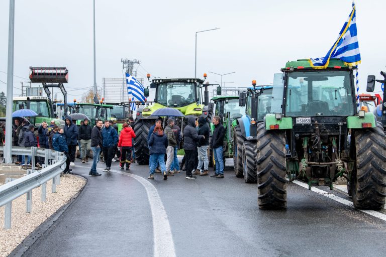 Η Ένωση Αγρινίου στηρίζει από την πρώτη στιγμή τον δίκαιο αγώνα των αγροτών και καλεί το σύνολο της κοινωνίας να σταθεί αλληλέγγυα στο πλευρό των παραγωγών, για να σωθεί η τοπική οικονομία και η αξιοπρέπειά μας