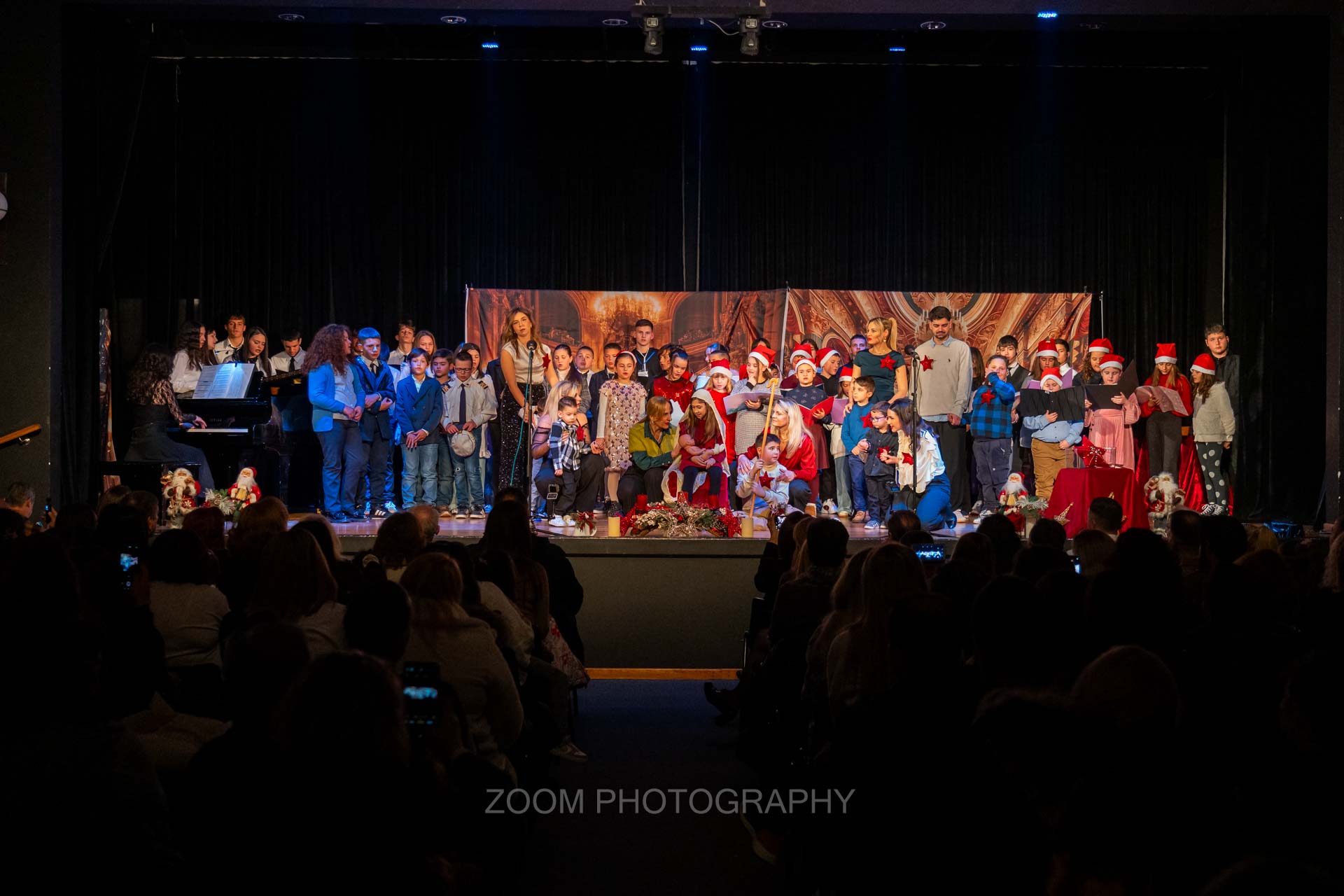 Κατάμεστο το Παπαστράτειο Μέγαρο στη χριστουγεννιάτικη γιορτή αλληλεγγύης της ΕΛΕΠΑΠ Αγρινίου