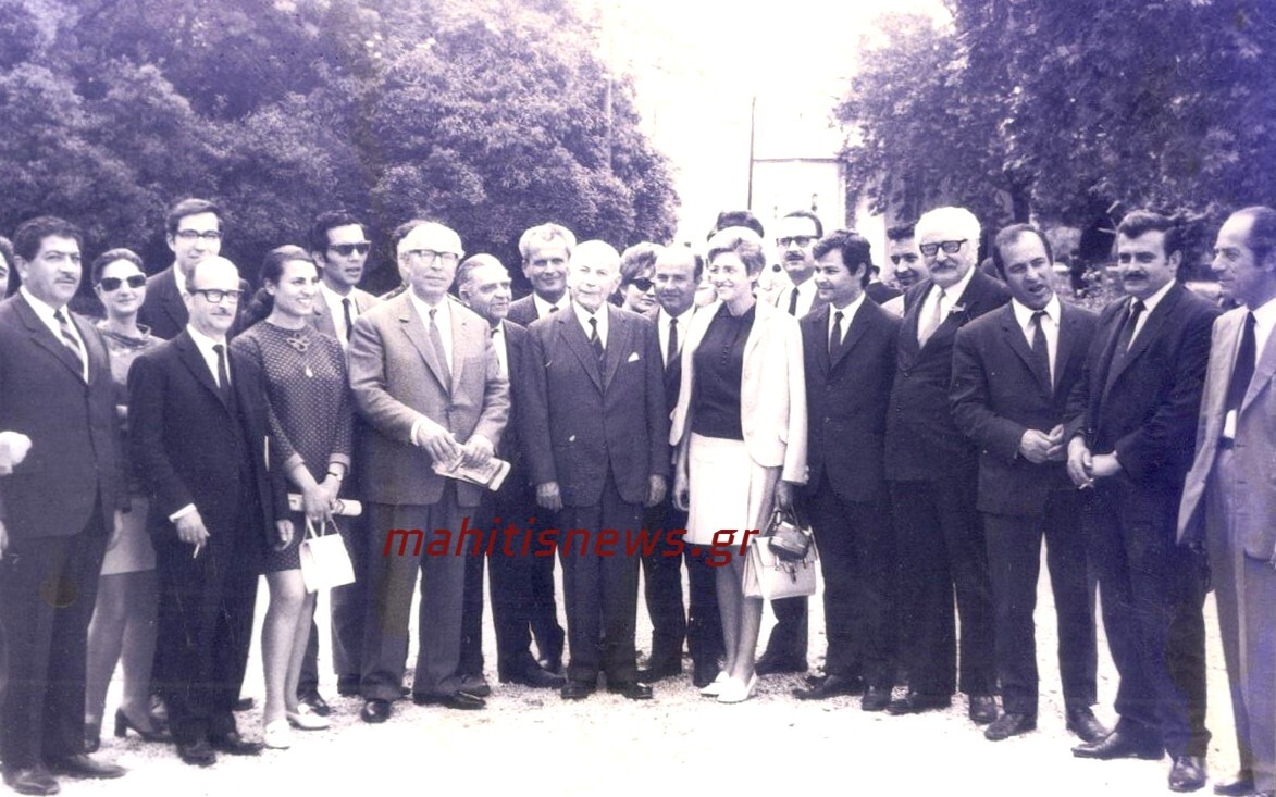 Αγρίνιο 1965: Ανέκδοτη ιστορική φωτογραφία με τον Ευάγγελο Παπαστράτο στο Πάρκο