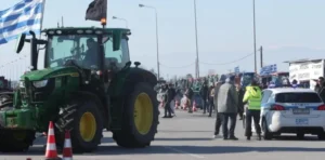 Ανοίγουν οι δρόμοι για την Πρωτοχρονιά, αλλά τα μπλόκα μένουν – Σε τροχιά κλιμάκωσης οι αγρότες