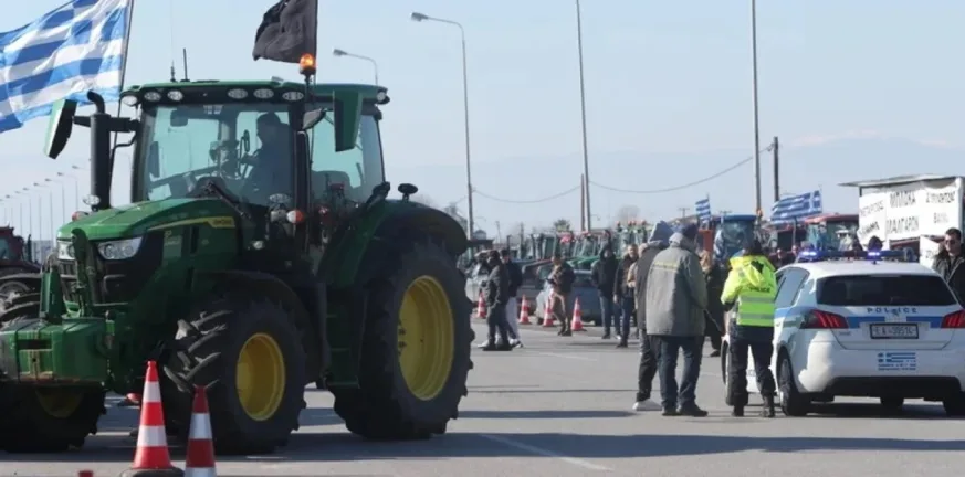 Ανοίγουν οι δρόμοι για την Πρωτοχρονιά, αλλά τα μπλόκα μένουν – Σε τροχιά κλιμάκωσης οι αγρότες