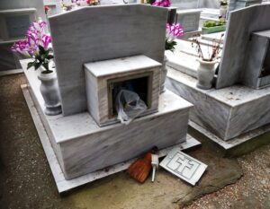 Ανεξέλεγκτοι τυμβωρύχοι κακοποιούν τους τάφους στο νεκροταφείο