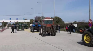 Αιτωλοακαρνανία: Στα «δύο» η Ιόνια Οδός - Κλιμακώνουν με 48ωρο αποκλεισμών οι αγρότες