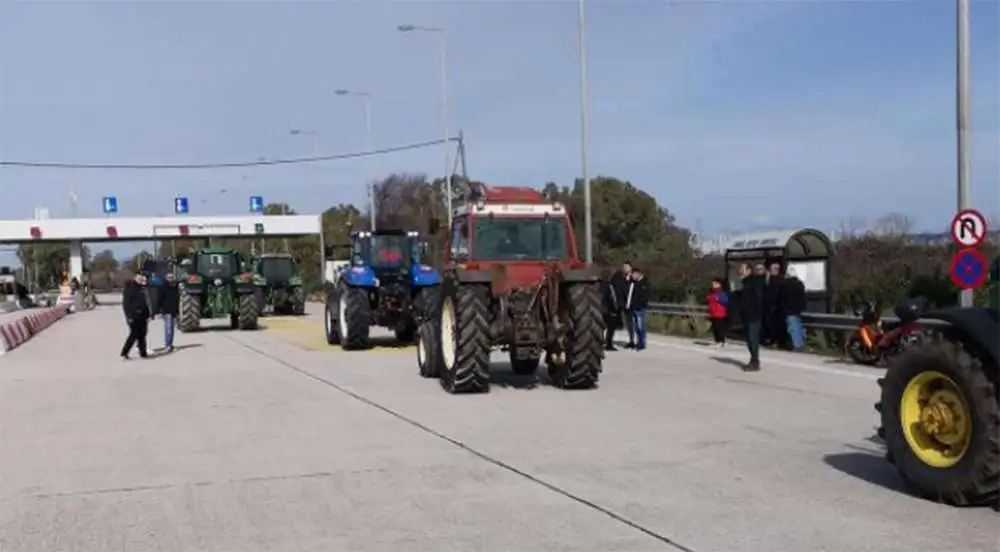 Αποχωρούν οι αγρότες από το μπλόκο του Αγγελοκάστρου 