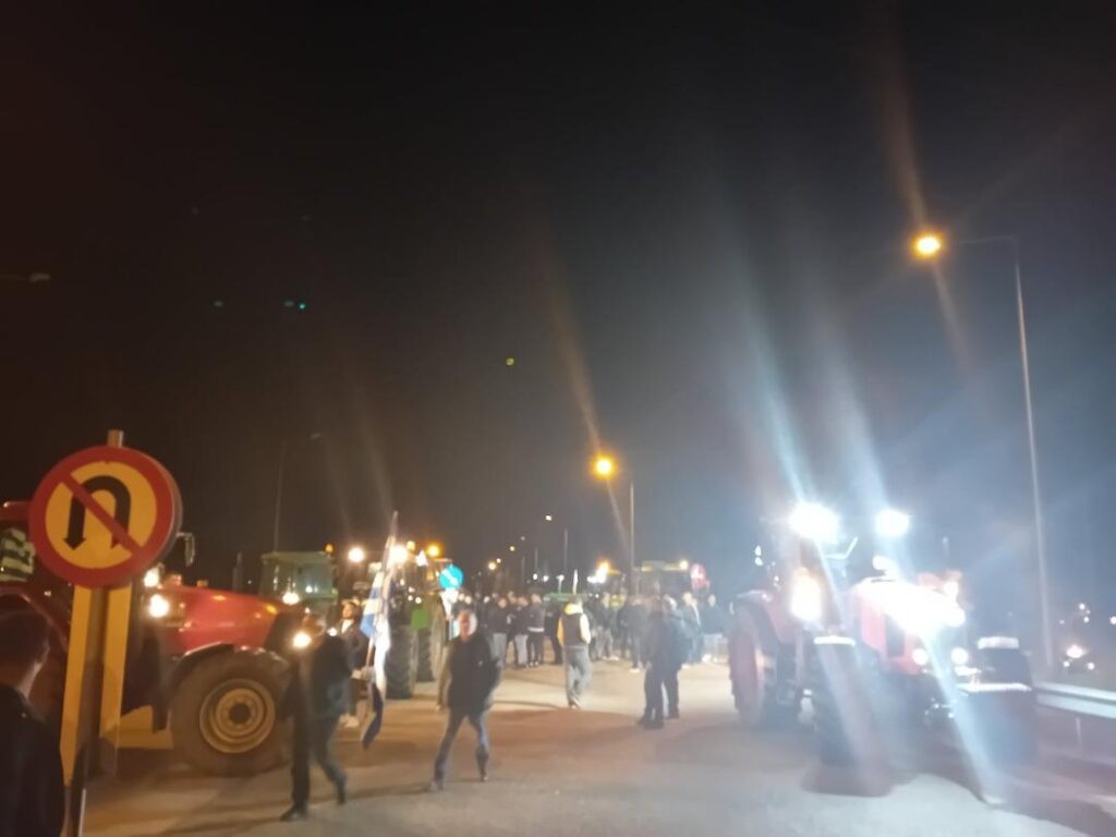 Αποχώρησαν οι αγρότες από τον κόμβο του Κουβαρά