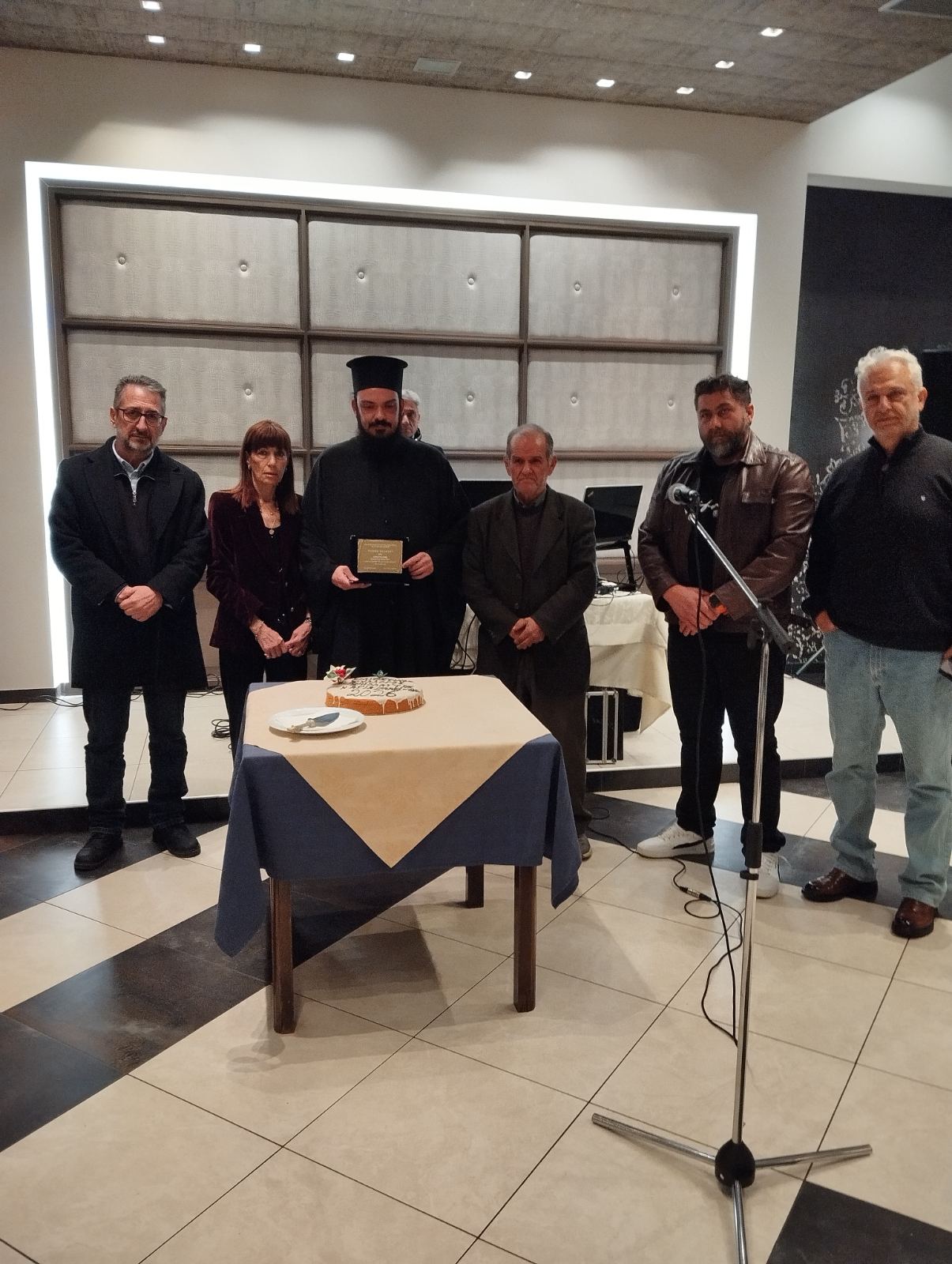 Συγκίνηση στην κοπή πίτας του Πολιτιστικού Συλλόγου – Τιμήθηκε ο π. Σπυρίδων Καπελλάκης για την προσφορά του