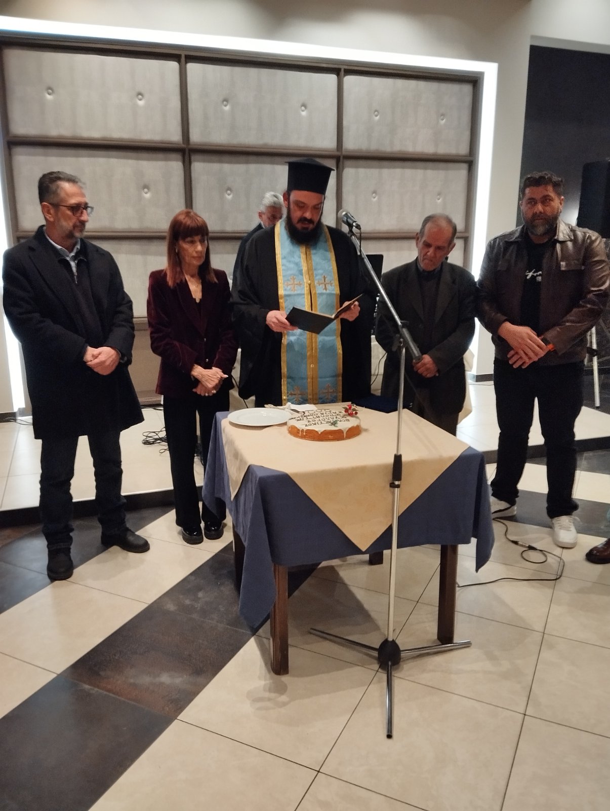 Συγκίνηση στην κοπή πίτας του Πολιτιστικού Συλλόγου – Τιμήθηκε ο π. Σπυρίδων Καπελλάκης για την προσφορά του