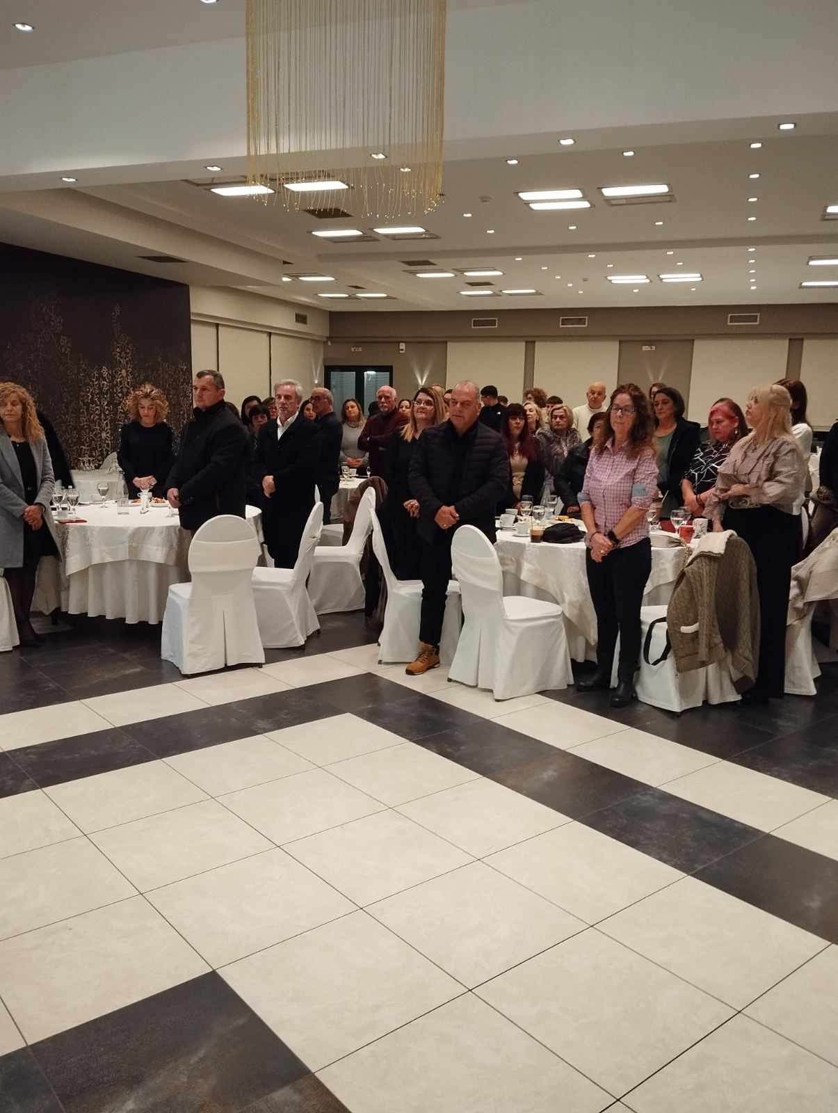 Συγκίνηση στην κοπή πίτας του Πολιτιστικού Συλλόγου – Τιμήθηκε ο π. Σπυρίδων Καπελλάκης για την προσφορά του