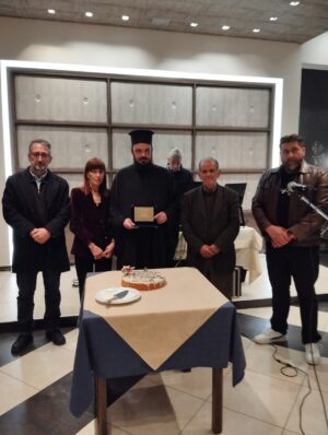 Συγκίνηση στην κοπή πίτας του Πολιτιστικού Συλλόγου – Τιμήθηκε ο π. Σπυρίδων Καπελλάκης για την προσφορά του