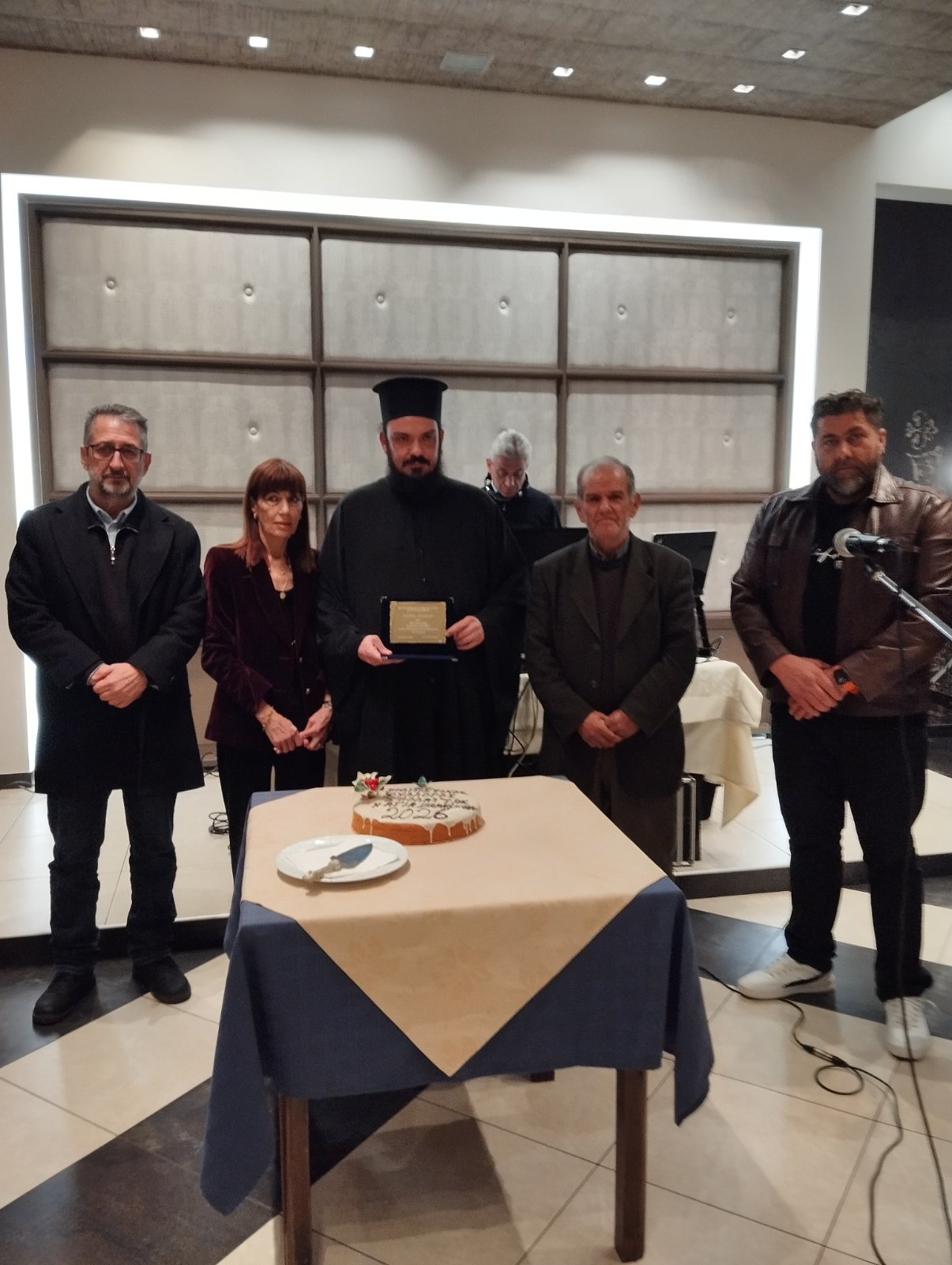 Συγκίνηση στην κοπή πίτας του Πολιτιστικού Συλλόγου – Τιμήθηκε ο π. Σπυρίδων Καπελλάκης για την προσφορά του