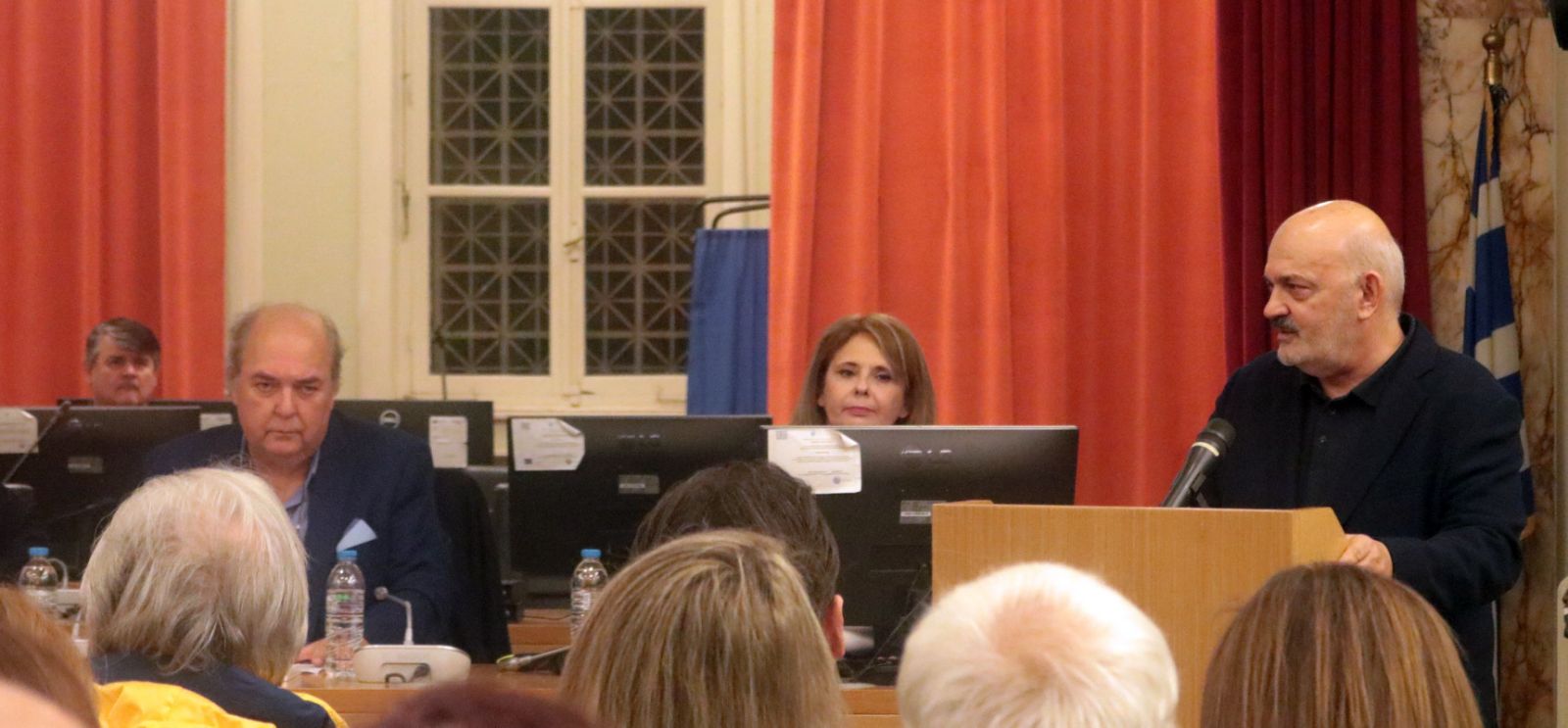 Κατάμεστη αίθουσα και έντονη συγκίνηση στην παρουσίαση του βιβλίου του Βασίλη Σταρακά «Η φανέλα με το νούμερο 5»