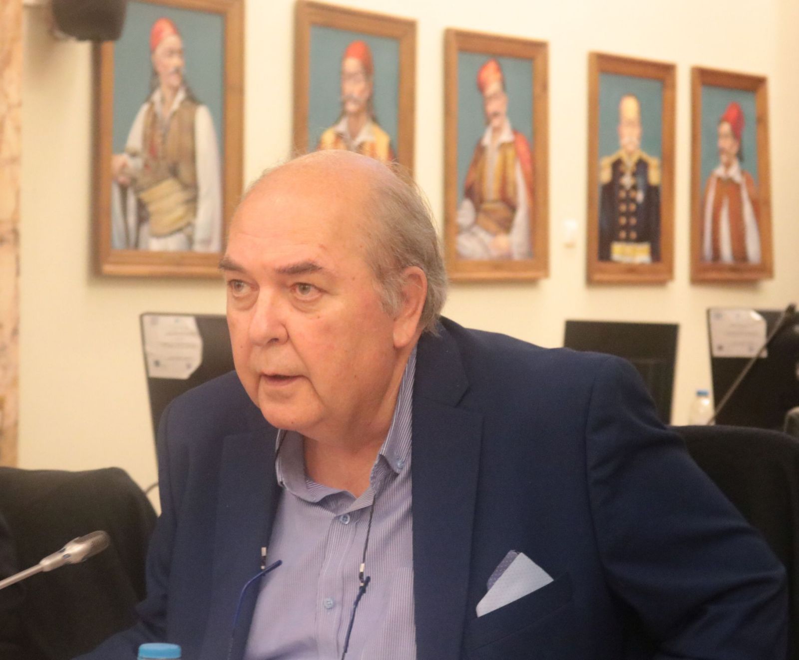 Κατάμεστη αίθουσα και έντονη συγκίνηση στην παρουσίαση του βιβλίου του Βασίλη Σταρακά «Η φανέλα με το νούμερο 5»