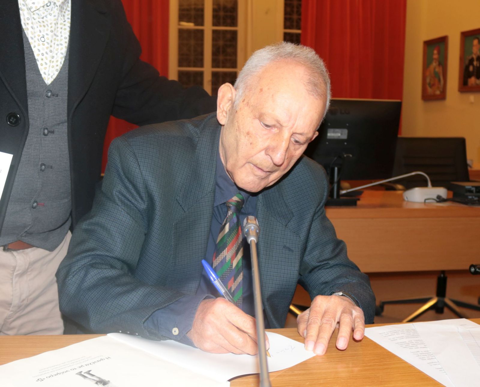 Κατάμεστη αίθουσα και έντονη συγκίνηση στην παρουσίαση του βιβλίου του Βασίλη Σταρακά «Η φανέλα με το νούμερο 5»