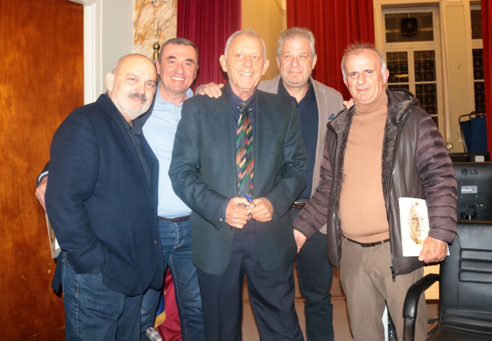 Κατάμεστη αίθουσα και έντονη συγκίνηση στην παρουσίαση του βιβλίου του Βασίλη Σταρακά «Η φανέλα με το νούμερο 5»