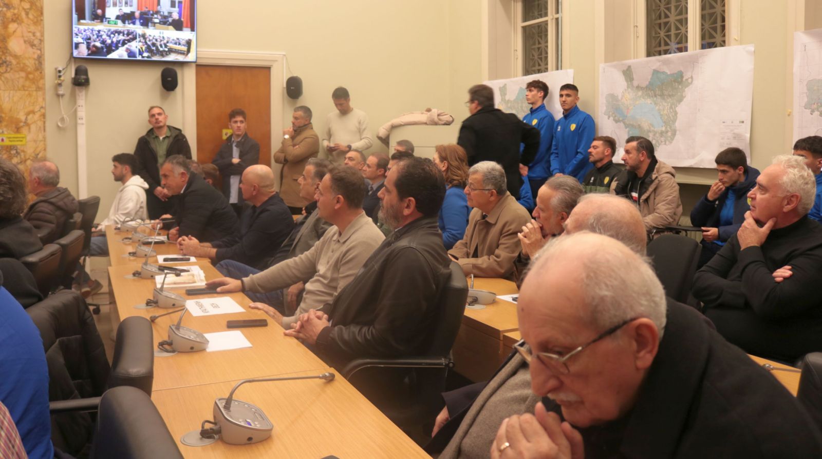 Κατάμεστη αίθουσα και έντονη συγκίνηση στην παρουσίαση του βιβλίου του Βασίλη Σταρακά «Η φανέλα με το νούμερο 5»