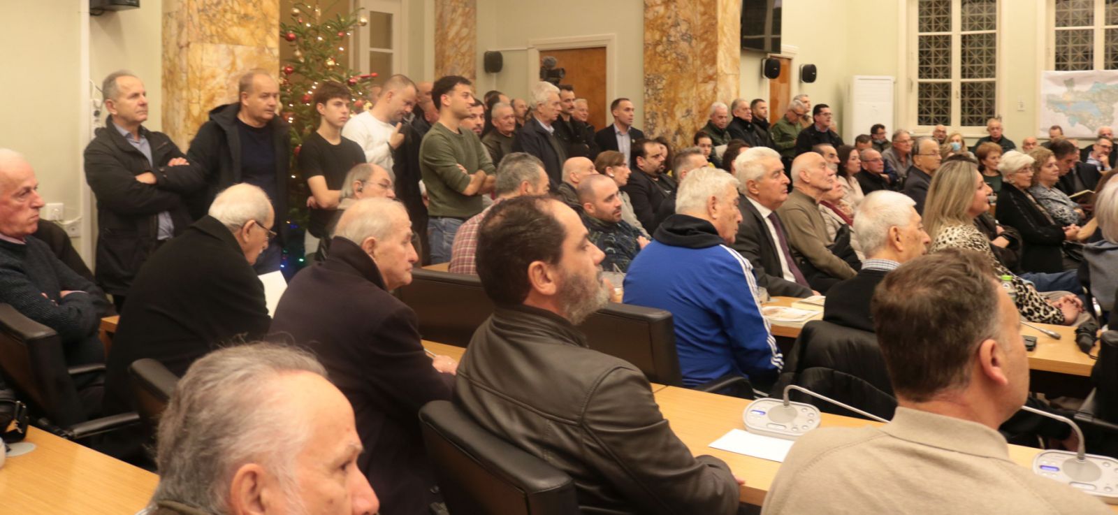 Κατάμεστη αίθουσα και έντονη συγκίνηση στην παρουσίαση του βιβλίου του Βασίλη Σταρακά «Η φανέλα με το νούμερο 5»