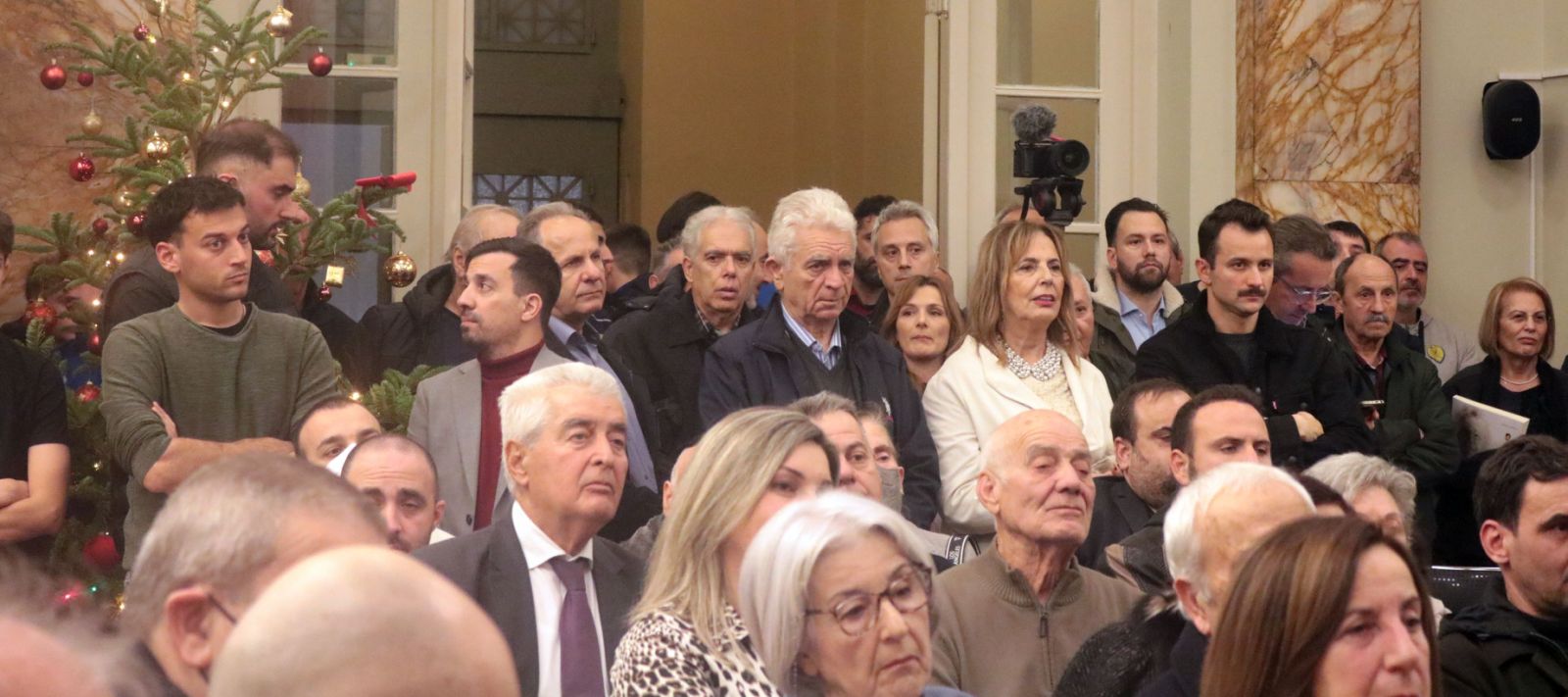 Κατάμεστη αίθουσα και έντονη συγκίνηση στην παρουσίαση του βιβλίου του Βασίλη Σταρακά «Η φανέλα με το νούμερο 5»