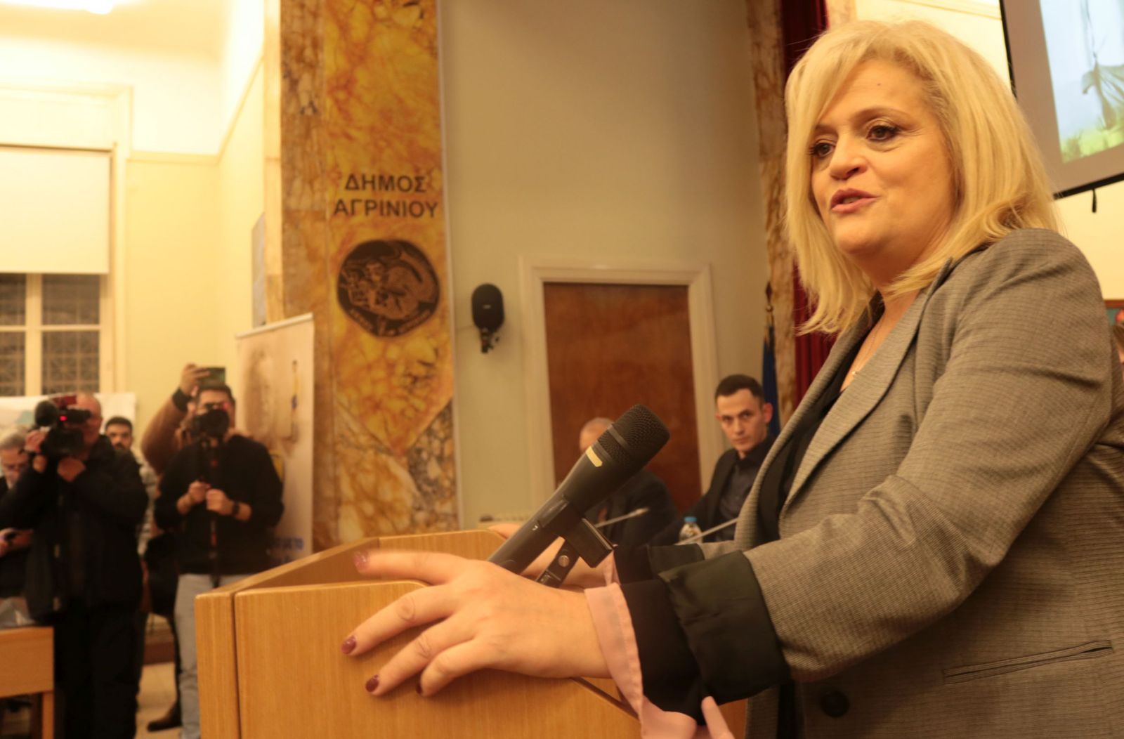 Κατάμεστη αίθουσα και έντονη συγκίνηση στην παρουσίαση του βιβλίου του Βασίλη Σταρακά «Η φανέλα με το νούμερο 5»