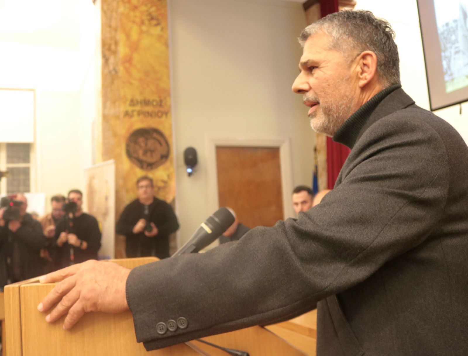 Κατάμεστη αίθουσα και έντονη συγκίνηση στην παρουσίαση του βιβλίου του Βασίλη Σταρακά «Η φανέλα με το νούμερο 5»