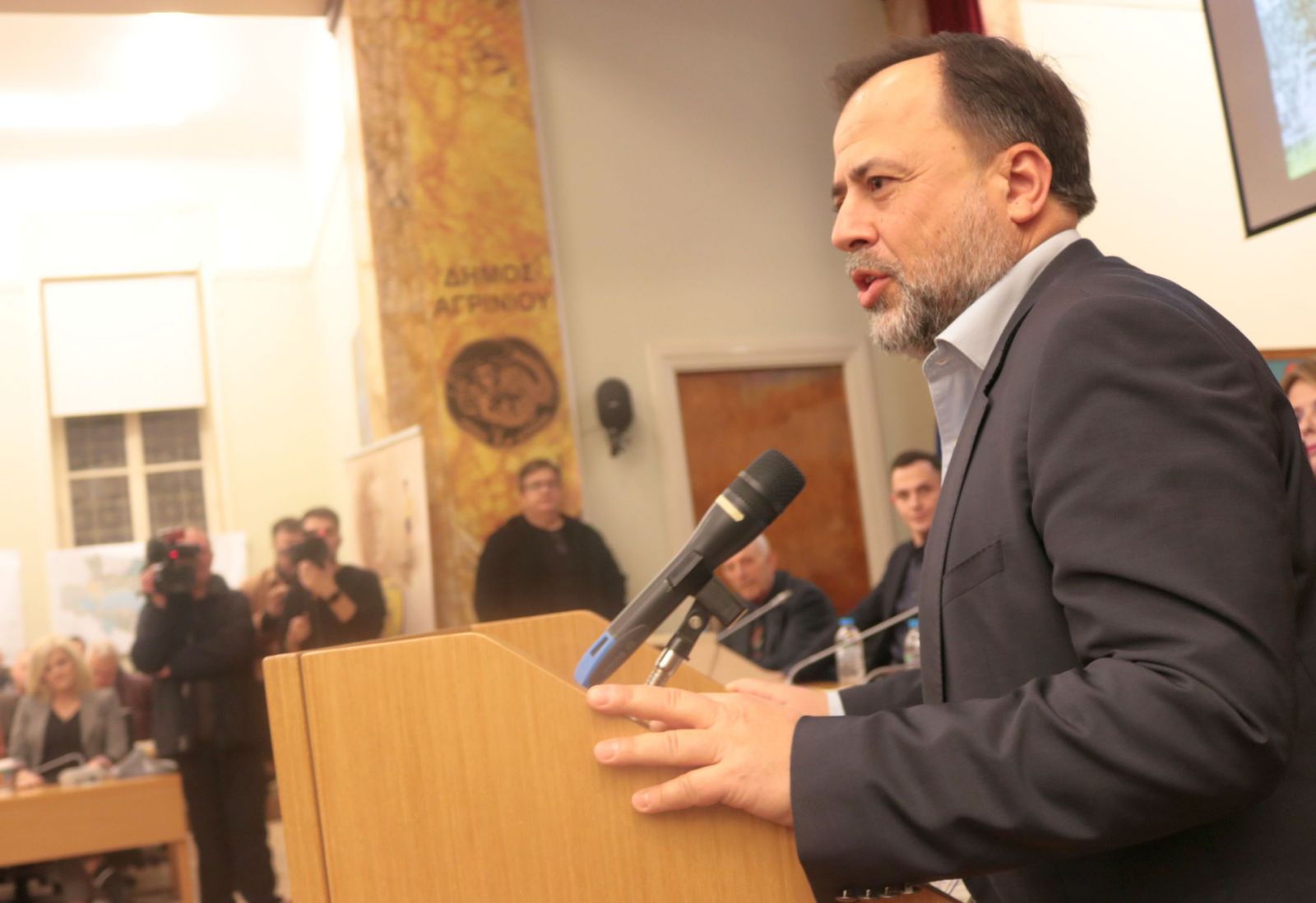 Κατάμεστη αίθουσα και έντονη συγκίνηση στην παρουσίαση του βιβλίου του Βασίλη Σταρακά «Η φανέλα με το νούμερο 5»