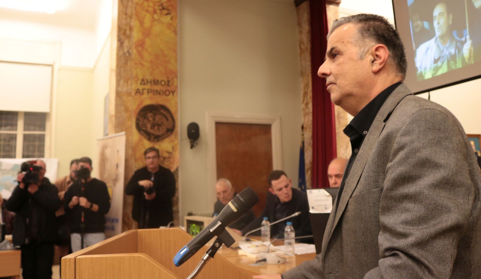 Κατάμεστη αίθουσα και έντονη συγκίνηση στην παρουσίαση του βιβλίου του Βασίλη Σταρακά «Η φανέλα με το νούμερο 5»