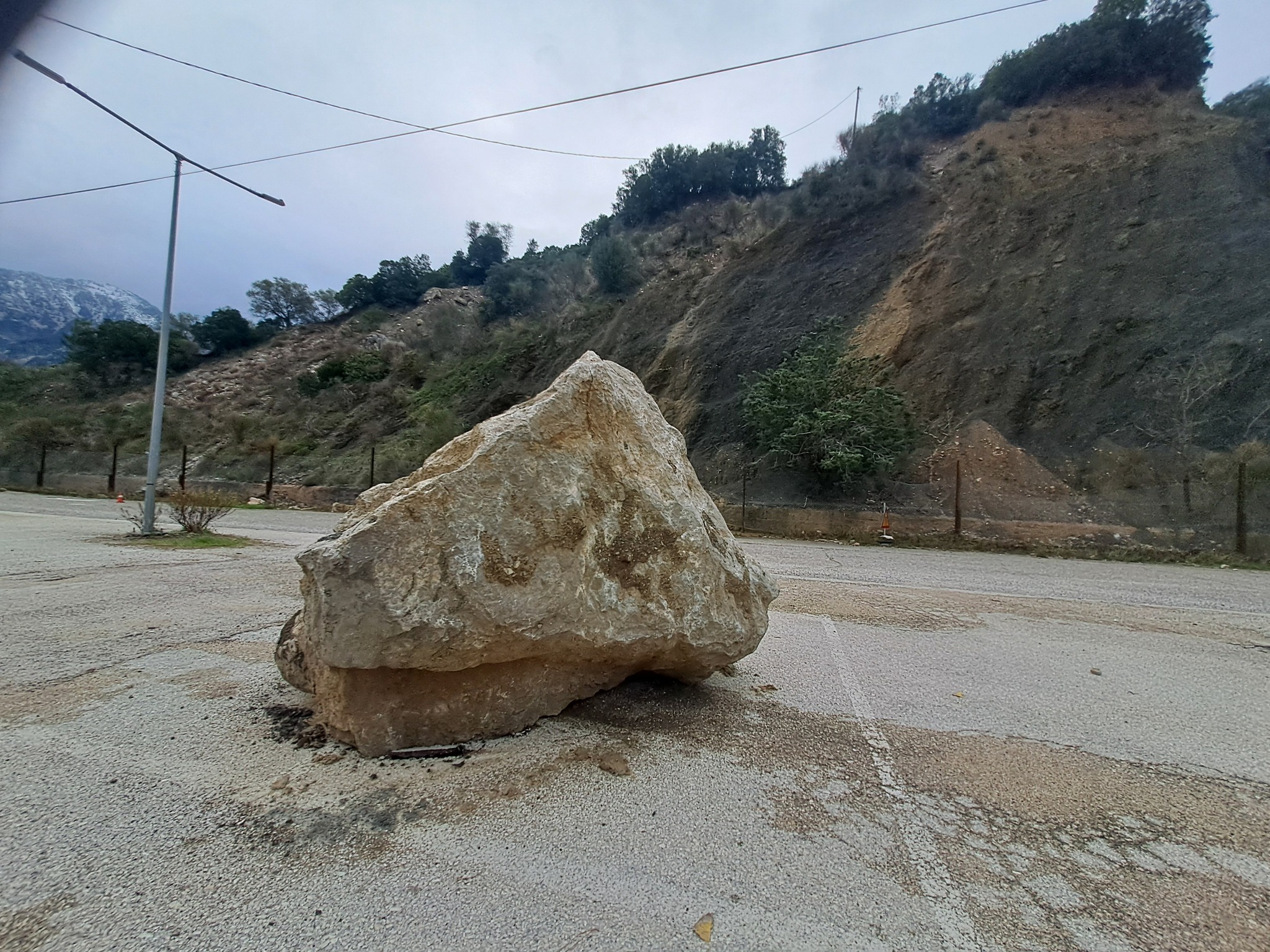 Από θαύμα αποφεύχθησαν τα χειρότερα στον Ψηλόβραχο: Τεράστιος βράχος έπεσε στην Ε.Ο. Αγρινίου-Καρπενησίου