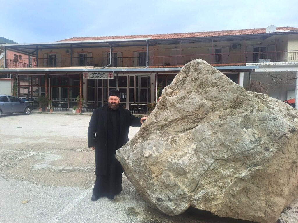 Από θαύμα αποφεύχθησαν τα χειρότερα στον Ψηλόβραχο: Τεράστιος βράχος έπεσε στην Ε.Ο. Αγρινίου-Καρπενησίου