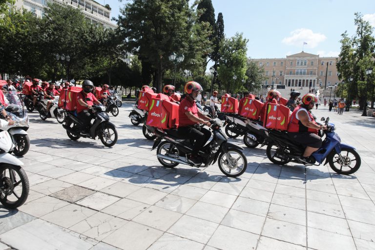 24ωρη απεργία στην efood την Τσικνοπέμπτη – Διανομείς και εργαζόμενοι ενώνουν τις δυνάμεις τους