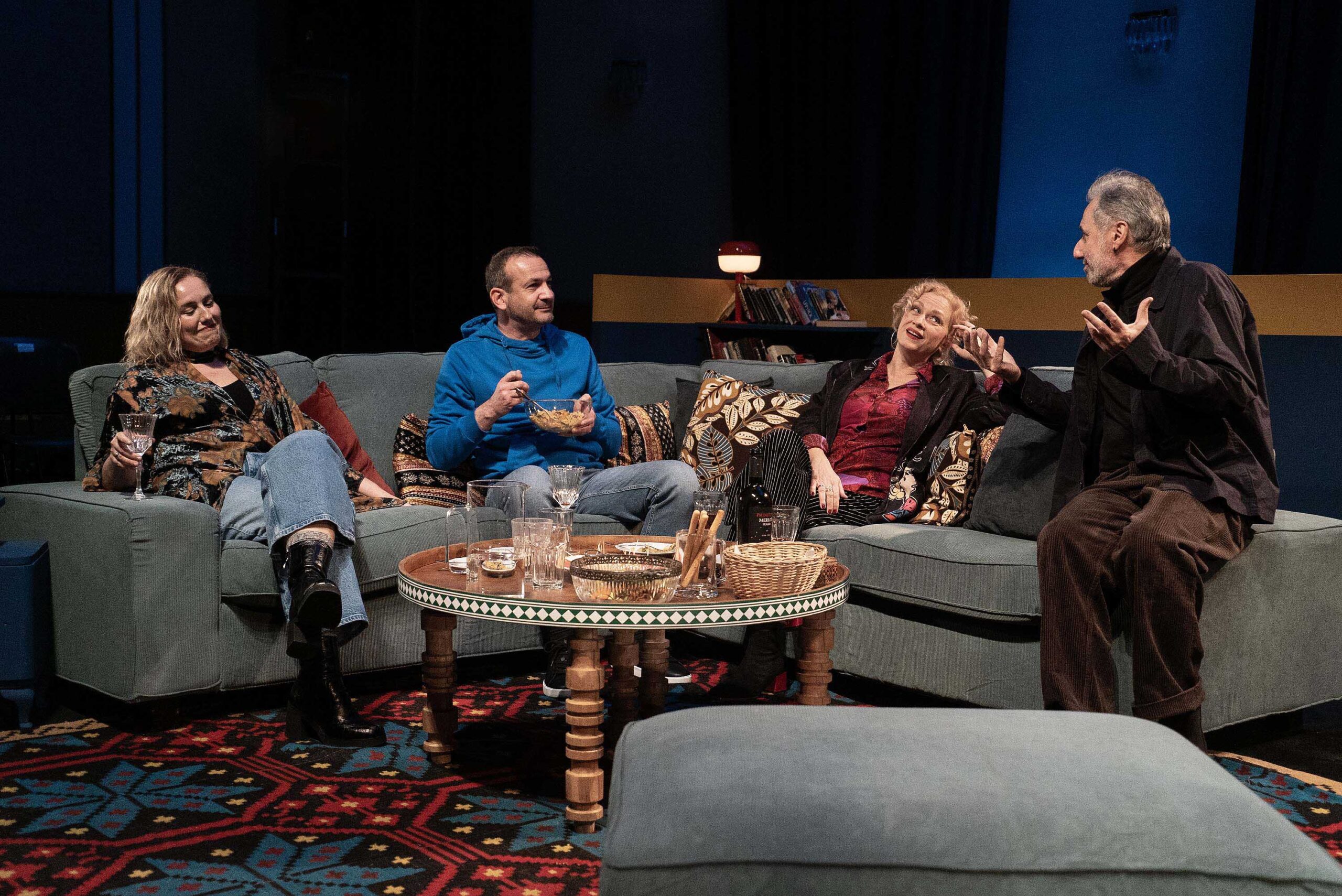 «Οι γείτονες από πάνω»: Μια κωμωδία για τις σχέσεις στα όριά τους έρχεται στο Αγρίνιο