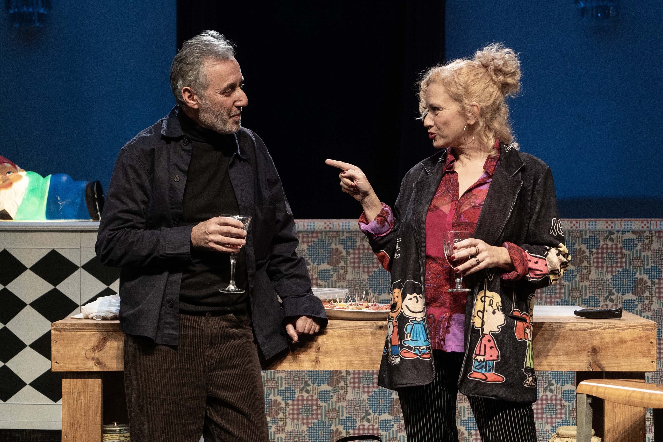 «Οι γείτονες από πάνω»: Μια κωμωδία για τις σχέσεις στα όριά τους έρχεται στο Αγρίνιο