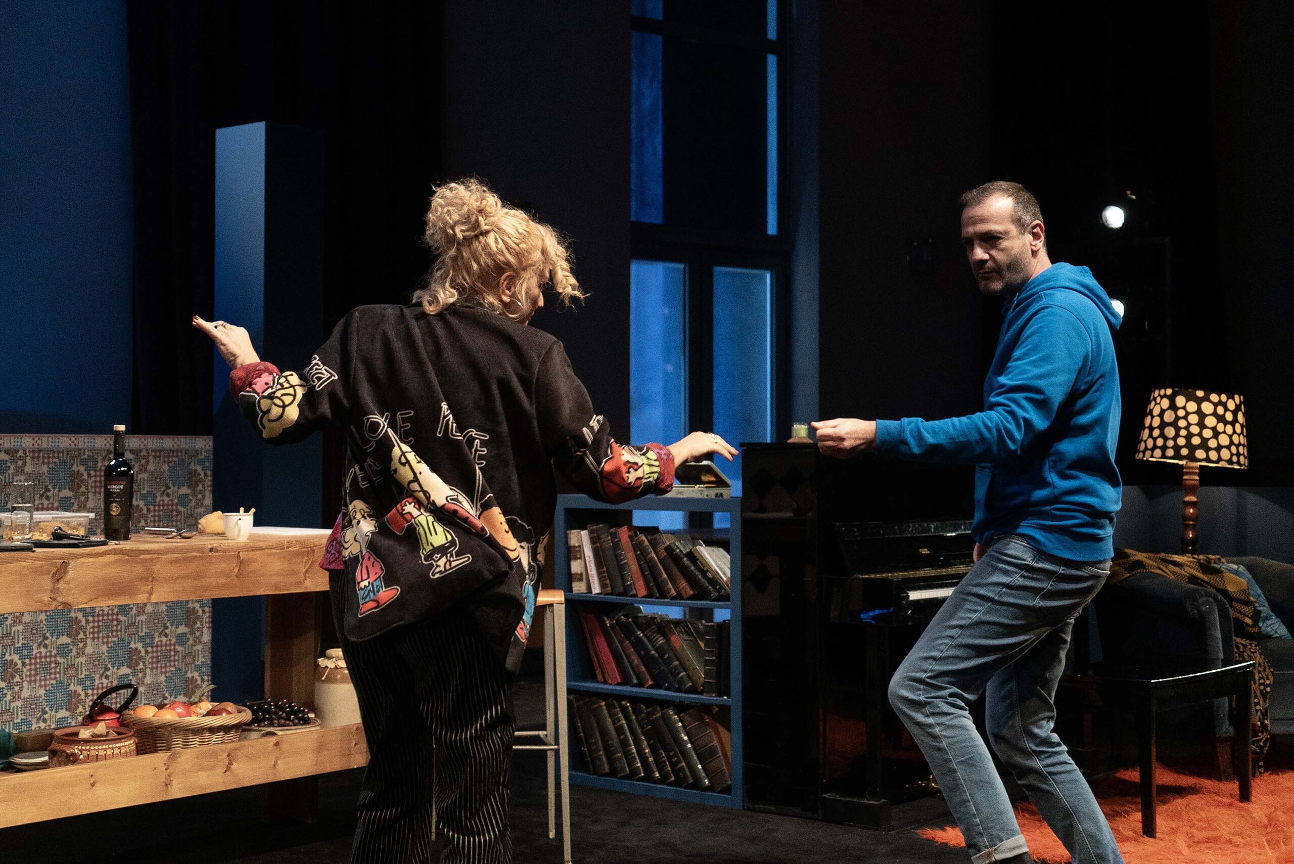 «Οι γείτονες από πάνω»: Μια κωμωδία για τις σχέσεις στα όριά τους έρχεται στο Αγρίνιο