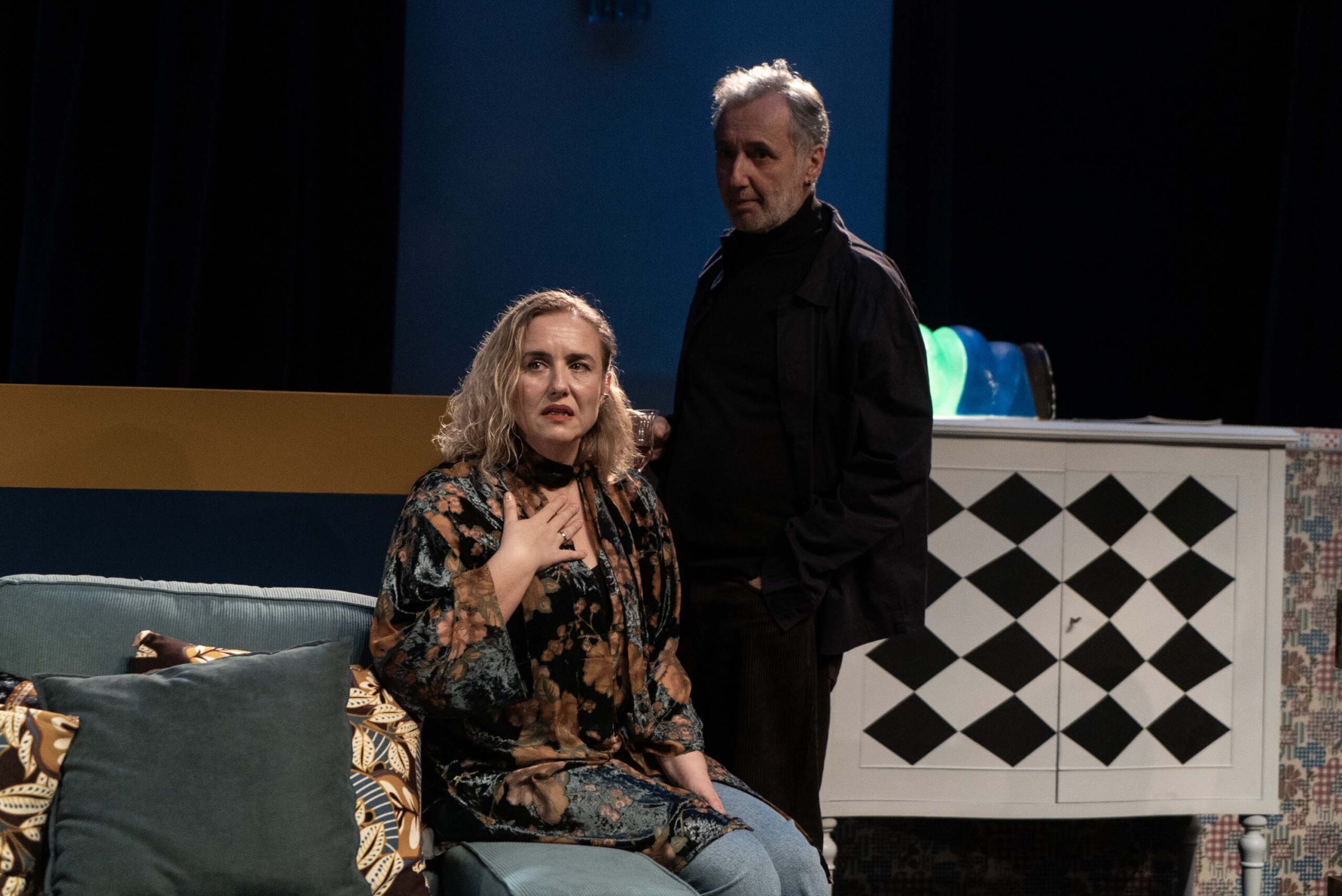 «Οι γείτονες από πάνω»: Μια κωμωδία για τις σχέσεις στα όριά τους έρχεται στο Αγρίνιο