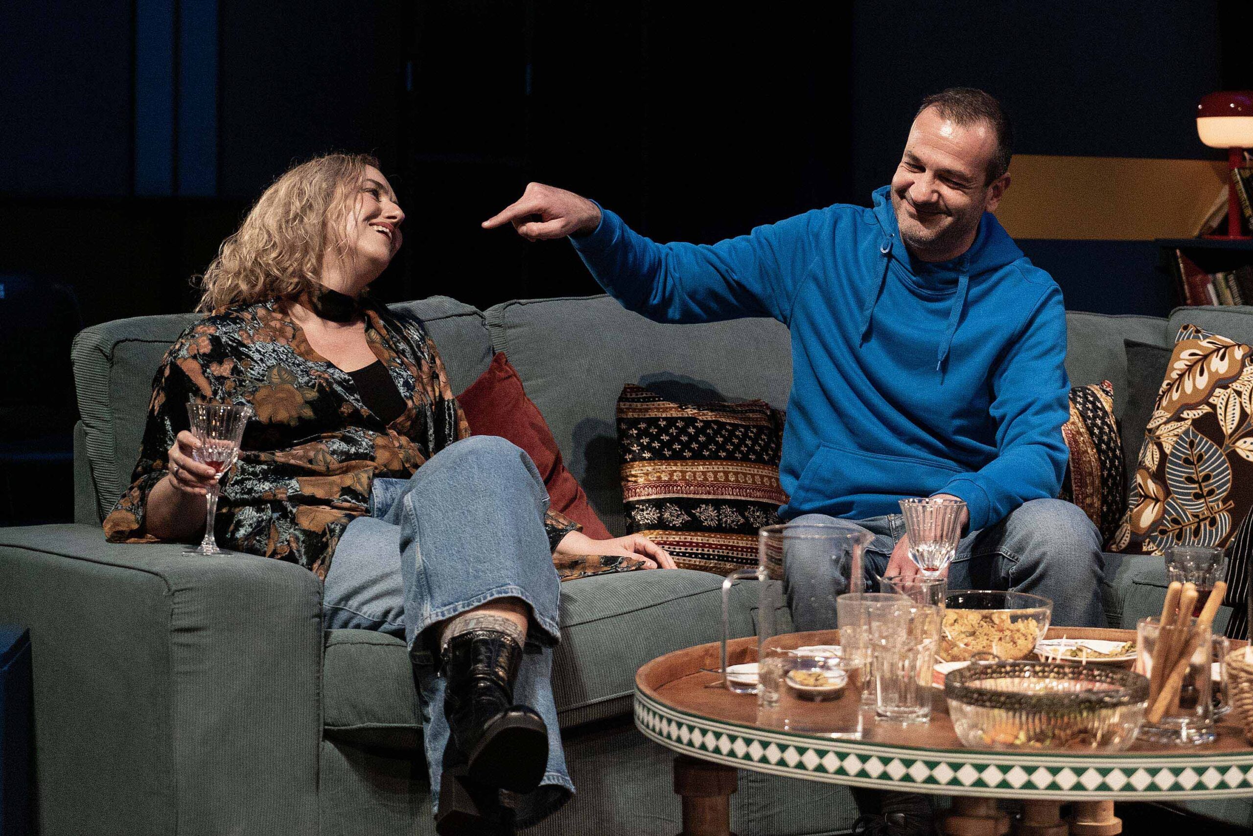 «Οι γείτονες από πάνω»: Μια κωμωδία για τις σχέσεις στα όριά τους έρχεται στο Αγρίνιο